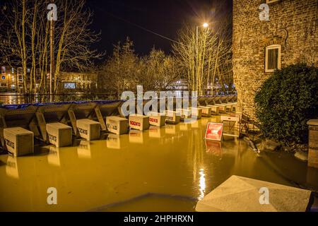 Bewdley UK. 21st. Februar 2022. Die Umweltbehörde hat eine schwere Hochwasserwarnung für Beales Corner in Bewdley, Worcestershire, herausgegeben, die auf extrem hohe Flusswerte am Fluss Severn zurückzuführen ist, die zu überhöhten temporären Hochwasserbarrieren führen können. Die Bewohner dieses Hochwasserrisikogebiets werden dringend aufgefordert, ihre Häuser zu evakuieren, da aufgrund von Wirbelstürmen und starken Regenfällen eine drohende Überschwemmung zu erwarten ist. Kredit: Lee Hudson/Alamy Live Nachrichten Stockfoto