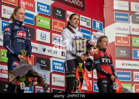 Hulst NIEDERLANDE - Januar 2: Puck Pieterse von Alpecin-Fenix, Lucinda Brand von BALOISE TREK LIONS und Annemarie Worst von 777 während des Vestingcross Stockfoto