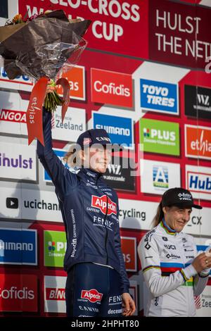 Hulst NIEDERLANDE - Januar 2: Puck Pieterse von Aplecin-Fenix und Lucinda Brand von BALOISE TREK LÖWEN während der Vestingcross, UCI Cyclo-Cross Worldc Stockfoto