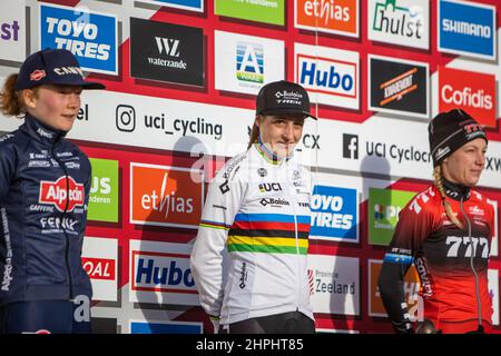 Hulst NIEDERLANDE - Januar 2: Lucinda Brand von BALOISE TREK LIONS, Puck Pieterse (links) von Aplecin-Fenix und Annemarie Worst (rechts) von 777 während t Stockfoto