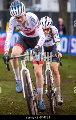 Hulst NIEDERLANDE - Januar 2: Puck Pieterse von ALPECIN-FENIX und Lucinda Brand von BALOISE TREK LÖWEN während der Vestingcross, UCI Cyclo-Cross Worldc Stockfoto