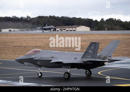 Zwei multirole Kampfflugzeuge der US Air Force F-35A Lightning II aus dem 34th Fighter Squadron, 388th Fighter Wing, Taxi auf der Fluglinie nach der Ankunft auf dem Luftwaffenstützpunkt Spangdahlem, Deutschland, am 16. Februar 2022, um die Bereitschaft zu stärken und die Fähigkeiten mit regionalen Partnern und Verbündeten zu verbessern. Der Einsatz der F-35s soll die kollektive Verteidigungshaltung der NATO stärken. (USA Air Force Foto von Tech. Sgt. Maeson L. Elleman) Stockfoto