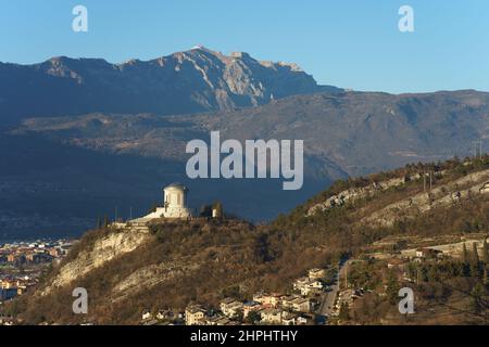 Schöne Aufnahme des Beinhaus von Castel Dante Stockfoto