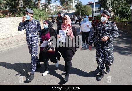 Mütter von Studenten an ukrainischen Universitäten, die verzweifelt nach dem Leben ihrer Kinder suchen, versuchen, den UNESCO-Palast zu betreten, um von Parlamentariern gehört zu werden, Beirut, Libanon, 21. Februar 2022. Sie sind Mitglieder der libanesischen Vereinigung der Eltern von Studenten an ausländischen Universitäten, die vor dem UNESCO-Palast protestieren, wo das libanesische Parlament eine Plenarsitzung abhalten wird. Die Familien von Studenten in der Ukraine, die sich Sorgen um den kommenden Krieg machen, verurteilen die verzögerte Anwendung des "Studenten-Dollar-Gesetzes", das ihnen Transfers von bis zu 10.000 US-Dollar zu einem niedrigeren Wechselkurs ermöglichen sollte. Derzeit ist die libanesische St Stockfoto