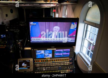 Washington, USA. 21st. Februar 2022. Wladimir Putin, Russlands Präsident, spricht während einer Pressekonferenz, die am Montag, den 21. Februar 2022, auf einem Fernsehbildschirm im Briefing-Raum des Weißen Hauses in Washington, USA, zu sehen war. Fotograf: Al Drago/Pool/Sipa USA Kredit: SIPA USA/Alamy Live News Stockfoto