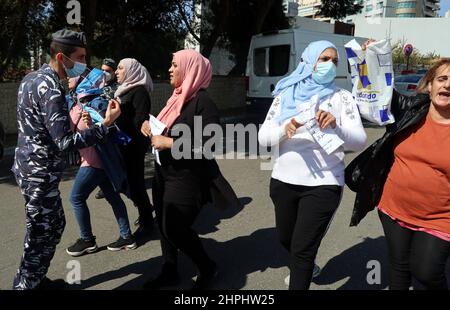 Mütter von Studenten an ukrainischen Universitäten, die verzweifelt nach dem Leben ihrer Kinder suchen, versuchen, den UNESCO-Palast zu betreten, um von Parlamentariern gehört zu werden, Beirut, Libanon, 21. Februar 2022. Sie sind Mitglieder der libanesischen Vereinigung der Eltern von Studenten an ausländischen Universitäten, die vor dem UNESCO-Palast protestieren, wo das libanesische Parlament eine Plenarsitzung abhalten wird. Die Familien von Studenten in der Ukraine, die sich Sorgen um den kommenden Krieg machen, verurteilen die verzögerte Anwendung des "Studenten-Dollar-Gesetzes", das ihnen Transfers von bis zu 10.000 US-Dollar zu einem niedrigeren Wechselkurs ermöglichen sollte. Derzeit ist die libanesische St Stockfoto