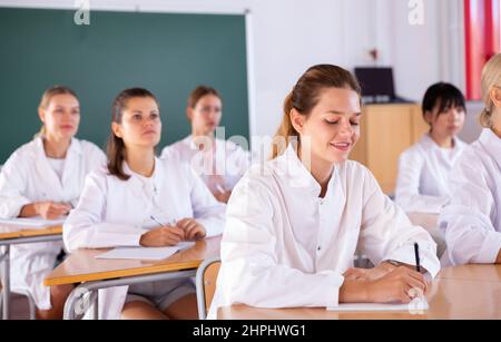 Medizinstudenten schreiben in Notizblöcke Stockfoto