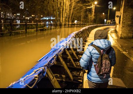 Bewdley UK. 21st. Februar 2022. Die Umweltbehörde hat eine schwere Hochwasserwarnung für Beales Corner in Bewdley, Worcestershire, herausgegeben, die auf extrem hohe Flusswerte am Fluss Severn zurückzuführen ist, die zu überhöhten temporären Hochwasserbarrieren führen können. Die Bewohner dieses Hochwasserrisikogebiets werden dringend aufgefordert, ihre Häuser zu evakuieren, da aufgrund von Wirbelstürmen und starken Regenfällen eine drohende Überschwemmung zu erwarten ist. Kredit: Lee Hudson/Alamy Live Nachrichten Stockfoto