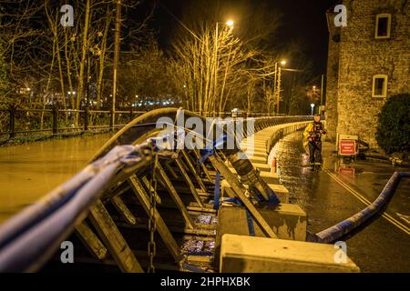 Bewdley UK. 21st. Februar 2022. Die Umweltbehörde hat eine schwere Hochwasserwarnung für Beales Corner in Bewdley, Worcestershire, herausgegeben, die auf extrem hohe Flusswerte am Fluss Severn zurückzuführen ist, die zu überhöhten temporären Hochwasserbarrieren führen können. Die Bewohner dieses Hochwasserrisikogebiets werden dringend aufgefordert, ihre Häuser zu evakuieren, da aufgrund von Wirbelstürmen und starken Regenfällen eine drohende Überschwemmung zu erwarten ist. Kredit: Lee Hudson/Alamy Live Nachrichten Stockfoto