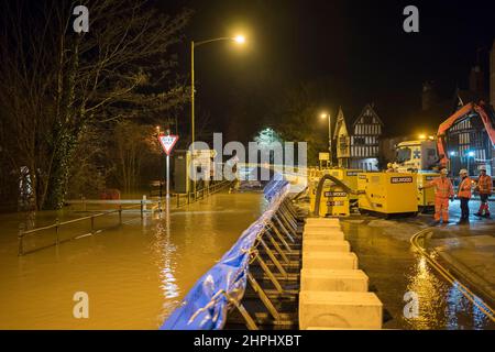 Bewdley UK. 21st. Februar 2022. Die Umweltbehörde hat eine schwere Hochwasserwarnung für Beales Corner in Bewdley, Worcestershire, herausgegeben, die auf extrem hohe Flusswerte am Fluss Severn zurückzuführen ist, die zu überhöhten temporären Hochwasserbarrieren führen können. Die Bewohner dieses Hochwasserrisikogebiets werden dringend aufgefordert, ihre Häuser zu evakuieren, da aufgrund von Wirbelstürmen und starken Regenfällen eine drohende Überschwemmung zu erwarten ist. Kredit: Lee Hudson/Alamy Live Nachrichten Stockfoto