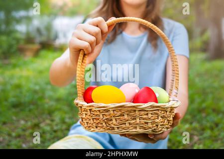 Teenager-Mädchen hält einen osterkorb im Hinterhof Stockfoto