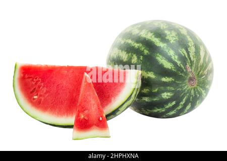 Rote Wassermelone ganz und Stücke isoliert auf weißem Hintergrund Stockfoto