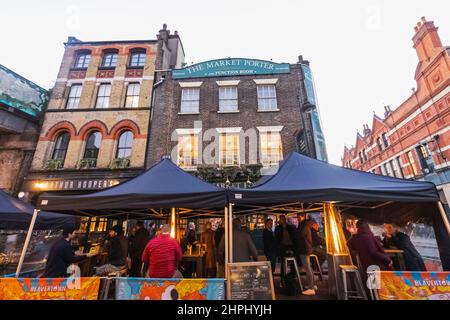 England, London, Southwark, Borough Market, Gäste, die Getränke vor dem Market Porter Pub genießen Stockfoto