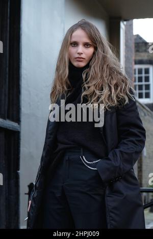 London, Großbritannien, 21st. Februar 2022. Street Style mit undienstbaren Models am vierten Tag der London Fashion Week nach der Paul & Joe Catwalk Show. Kredit: Elfte Stunde Fotografie/Alamy Live Nachrichten Stockfoto