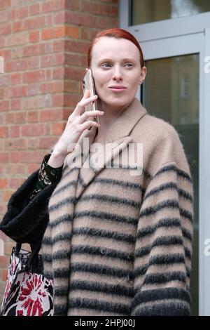 London, Großbritannien, 21st. Februar 2022. Straßenstil am vierten Tag der London Fashion Week vor dem Veranstaltungsort der Erdem Catwalk Show, wo ein Model für Fotografen tapiert und posiert. Kredit: Elfte Stunde Fotografie/Alamy Live Nachrichten Stockfoto