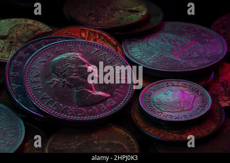 Queen Elizabeth II One Shilling Coin Avers 1963 auf Münzhaufen Nahaufnahme Stockfoto