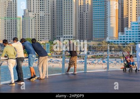 Die Menschen stehen auf der Aussichtsplattform in dubai Stockfoto