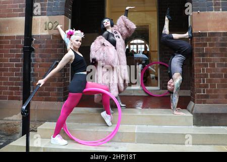 Sydney, Australien. 22nd. Februar 2022. Im Februar und März werden zwei herausragende Kunst- und Kulturveranstaltungen das Publikum wieder in das CBD von Sydney locken, die ersten Veranstaltungen, die 2022 im Rahmen des CBD-Revitalisierungsprogramms der Regierung von New South Wales stattfinden. Sydney Fringe Sideshow, startet am Freitag, den 25. Februar, bis Sonntag, den 6. März, eine 9-nächtliche Extravaganz aus Comedy, Theater, Musik, Tanz und Kunst. Eine weitere Veranstaltung, die bereits im Programm ist, ist Bernie Dieter’s Club Kabarett, der letzte Woche begonnen hat und bereits ausverkaufte Shows für das Publikum im First Fleet Park veranstaltet hat. Das e Stockfoto