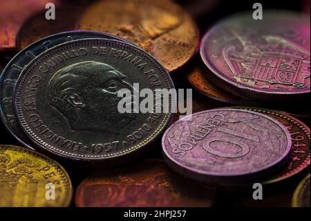 Francisco Franco Five Pesetas Coin 1957 Vorderseite Reverse Close Up Coin Stacks Schwarzer Hintergrund Stockfoto