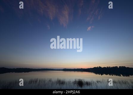 Dunst von vorgeschriebener Verbrennung bei Sonnenaufgang auf Nine Mile Pond im Everglades National Park, Florida. Stockfoto