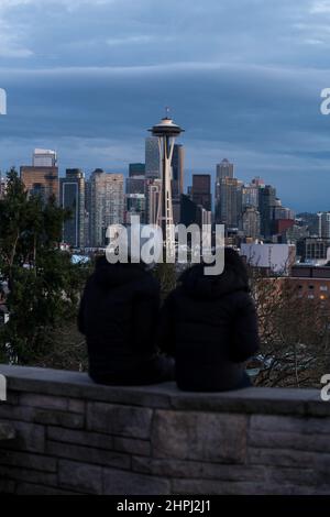 Seattle, USA. 21. Februar 2022. Presidents Day kurz nach Sonnenuntergang bündeln sich Touristen und Einheimische, während ein arktischer Freeze im pazifischen Nordwesten absinkt. Die Temperaturen sollen in der nächsten Woche gefährlich tief in die Teenager fallen. Quelle: James Anderson/Alamy Live News Stockfoto