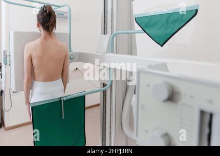 Röntgenraum Des Krankenhauses. Röntgengerät für die Fluorographie. Patientin, die Brust, Herz oder Lunge im Klinikbüro scannt. Erwachsene Frauen werden durchgemacht Stockfoto