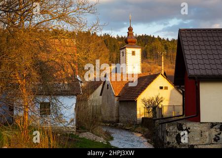 Bach im Dorf Bela-Dulice, Slowakei. Stockfoto