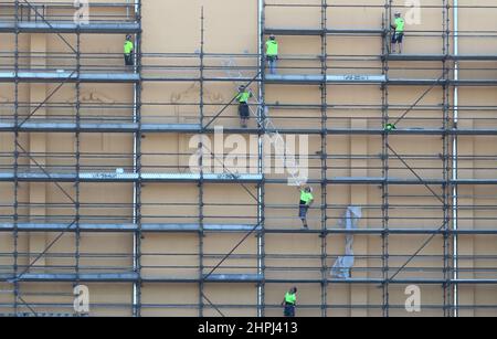 Arbeiter bauen Gerüste auf einem Gelände in Melbourne, Australien. Stockfoto