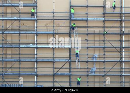 Arbeiter bauen Gerüste auf einem Gelände in Melbourne, Australien. Stockfoto