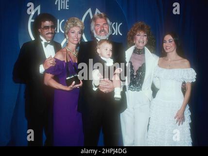 Kenny Rogers, Lionel Richie, Marianne Gordon, Dottie West & Crystal Gayle - AMA'S in 1983 Credit: Jeffrey Mayer / Rock Negative / MediaPunch Stockfoto