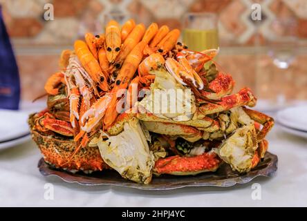 In einem spanischen Restaurant in Madrid, Spanien, werden Meeresfrüchte wie Krabben, Hummer, Langostino, Garnelen und Gänseschneckenbarschnacles serviert Stockfoto