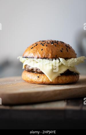 Hausgemachte Burger mit Rindfleisch und Käse, hausgemachte Brötchen. Vorderansicht. Stockfoto