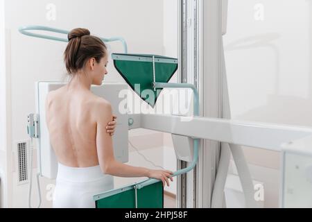 Röntgenraum Des Krankenhauses. Röntgengerät für die Fluorographie. Patientin, die Brust, Herz oder Lunge im Klinikbüro scannt. Erwachsene Frauen werden durchgemacht Stockfoto