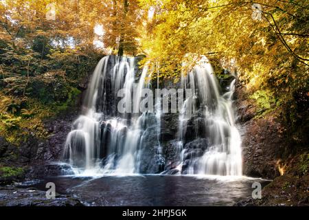 Ess-Na-Crub Wasserfall auf dem Waterfall Trail im Glenariff Forest Park, Nordirland. Stockfoto