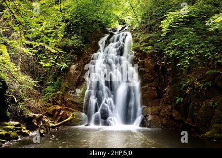 Larne, Nordirland, Großbritannien - 16. Juli 2020: Blick auf Glenoe wunderschöner Wasserfall, der in den Glen von Antrim eingebettet ist. Stockfoto