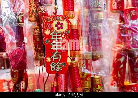 Chinesische Ornamente hingen während des chinesischen Neujahrs in Geschäften auf dem Markt auf Stockfoto