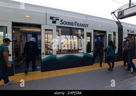 Personen, die an Bord eines Sound Transit 1 Line Link Stadtbahnzuges in Seattle, Washington, fahren. Stockfoto