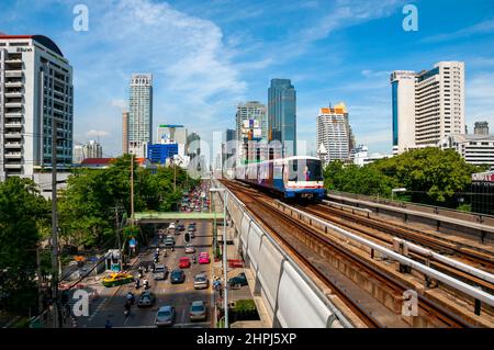 Bangkok Mass Transit System, BTS Skytrain im Stadtzentrum, Bangkok, Thailand. Stockfoto