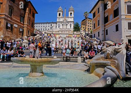 Fontana della Barcaccia und die Spanische Treppe in Rom Italien Stockfoto