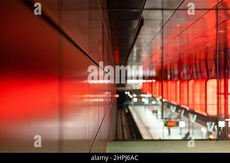 Blick von der Galerie auf das Bahnsteig der U-Bahn-Station HafenCity University. Stockfoto