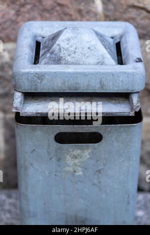 Blick von oben auf den öffentlichen Mülleimer mit Aschenbecher oben. Selecti Stockfoto