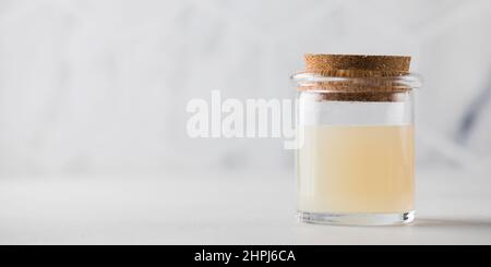 Knochensuppe im Glasgefäß zur Aufbewahrung. Das Konzept der gesunden Ernährung. Speicherplatz kopieren. Stockfoto