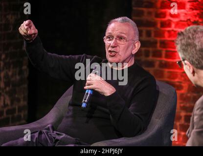 London, Großbritannien. 21st. Februar 2022. Der französische Modedesigner Jean Paul Gaultier startet die „Fashion Freak Show“ im Roundhouse in London mit einem Q&A und einem Fotocall. (Foto von Brett Cove/SOPA Images/Sipa USA) Quelle: SIPA USA/Alamy Live News Stockfoto