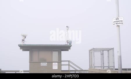 Hölzerner Ocean Beach Pier im Nebel, neblige kalifornische Küste, USA. Neblig launisch bewölktes Wetter an der Küste von San Diego. Ruhige, ruhige und stille Atmosphäre. Uferpromenade in düsterem, depressivem, dramatischem Dunst. Stockfoto