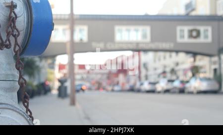 Cannery Row in Monterey City, kalifornisches Touristenziel, USA. Historischer Fischerhafen, berühmte Retro-Industriestraße mit Konservenfabriken und Sardinenfabrik. Reiseziel oder Sightseeing. Stockfoto