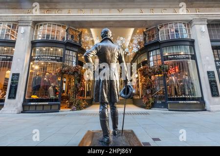 England, London, Piccadilly, Beau Brummell Statue und Piccadilly Arcade Stockfoto