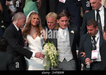 Roma, Italien. 19th. Juni 2005. ROM, Italien - 19.05.2005: Archivfoto der Hochzeit von Francesco Totti und Ilary Blasi in Rom in der Basilika Santa Maria in Ara coeli im Jahr 2005. 17 Jahre nach der Krise ihrer Ehe und am 21. Februar 2021 verbreiteten sich Gerüchte über die Trennung. Kredit: Unabhängige Fotoagentur/Alamy Live Nachrichten Stockfoto