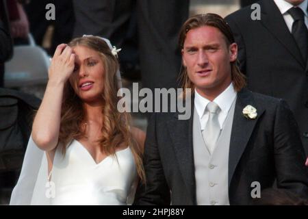 Roma, Italien. 19th. Juni 2005. ROM, Italien - 19.05.2005: Archivfoto der Hochzeit von Francesco Totti und Ilary Blasi in Rom in der Basilika Santa Maria in Ara coeli im Jahr 2005. 17 Jahre nach der Krise ihrer Ehe und am 21. Februar 2021 verbreiteten sich Gerüchte über die Trennung. Kredit: Unabhängige Fotoagentur/Alamy Live Nachrichten Stockfoto