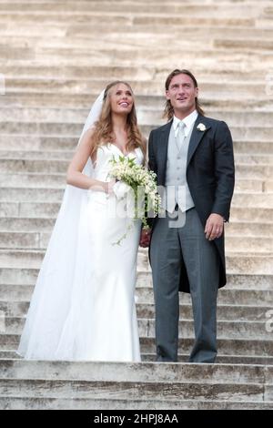 Roma, Italien. 19th. Juni 2005. ROM, Italien - 19.05.2005: Archivfoto der Hochzeit von Francesco Totti und Ilary Blasi in Rom in der Basilika Santa Maria in Ara coeli im Jahr 2005. 17 Jahre nach der Krise ihrer Ehe und am 21. Februar 2021 verbreiteten sich Gerüchte über die Trennung. Kredit: Unabhängige Fotoagentur/Alamy Live Nachrichten Stockfoto