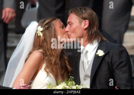 Roma, Italien. 19th. Juni 2005. ROM, Italien - 19.05.2005: Archivfoto der Hochzeit von Francesco Totti und Ilary Blasi in Rom in der Basilika Santa Maria in Ara coeli im Jahr 2005. 17 Jahre nach der Krise ihrer Ehe und am 21. Februar 2021 verbreiteten sich Gerüchte über die Trennung. Kredit: Unabhängige Fotoagentur/Alamy Live Nachrichten Stockfoto